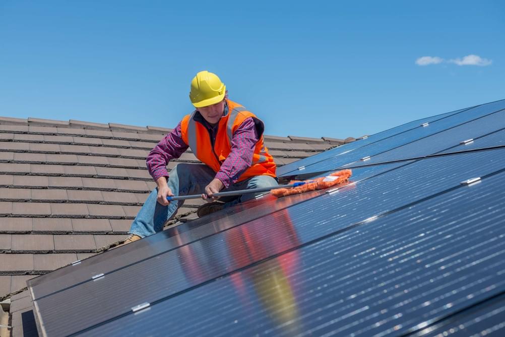 Pulizia pannelli fotovoltaici: come e ogni quanto bisogna farla?