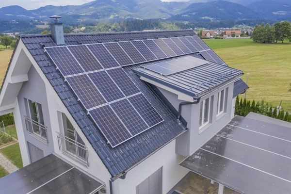 vista dall'alto di immobile con pannelli fotovoltaici