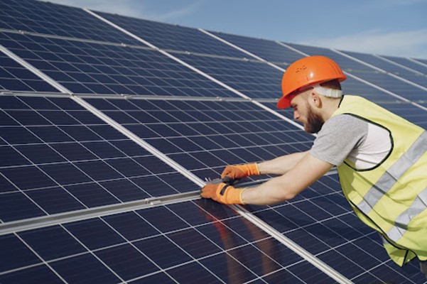 operatore-che-lavora-su-un-impianto-fotovoltaico-300-kW