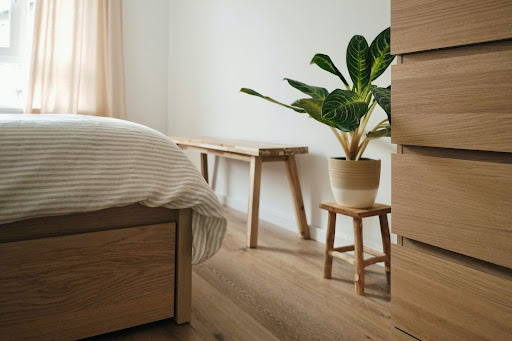 camera da letto con arredo in legno